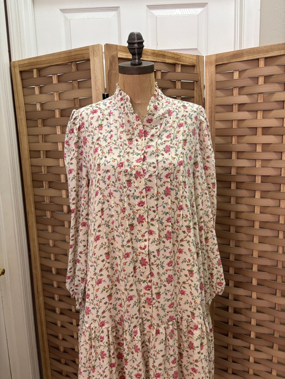 Untuckit - Picture 2 of 7